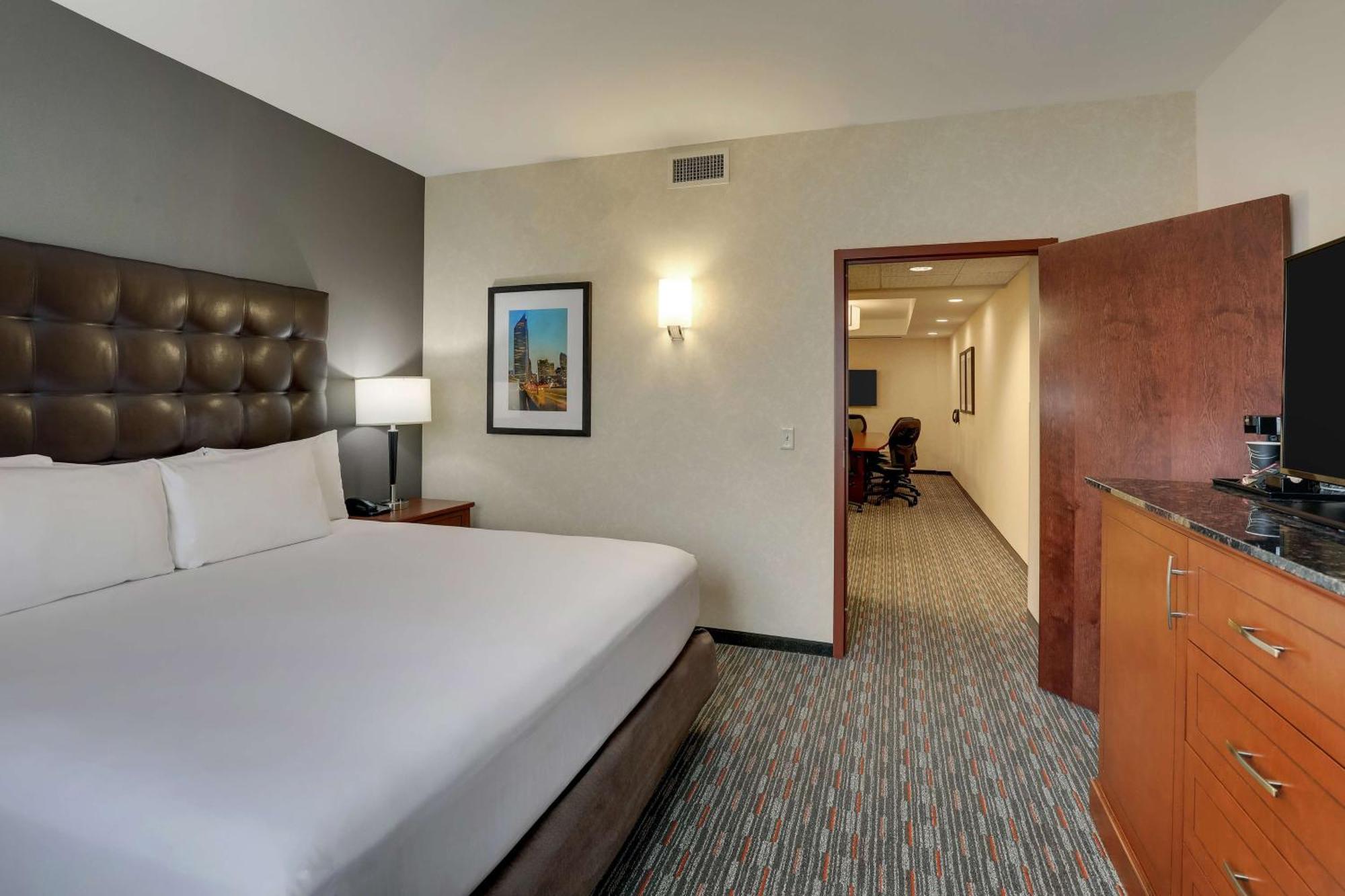 Drury Inn & Suites Charlotte Arrowood Экстерьер фото